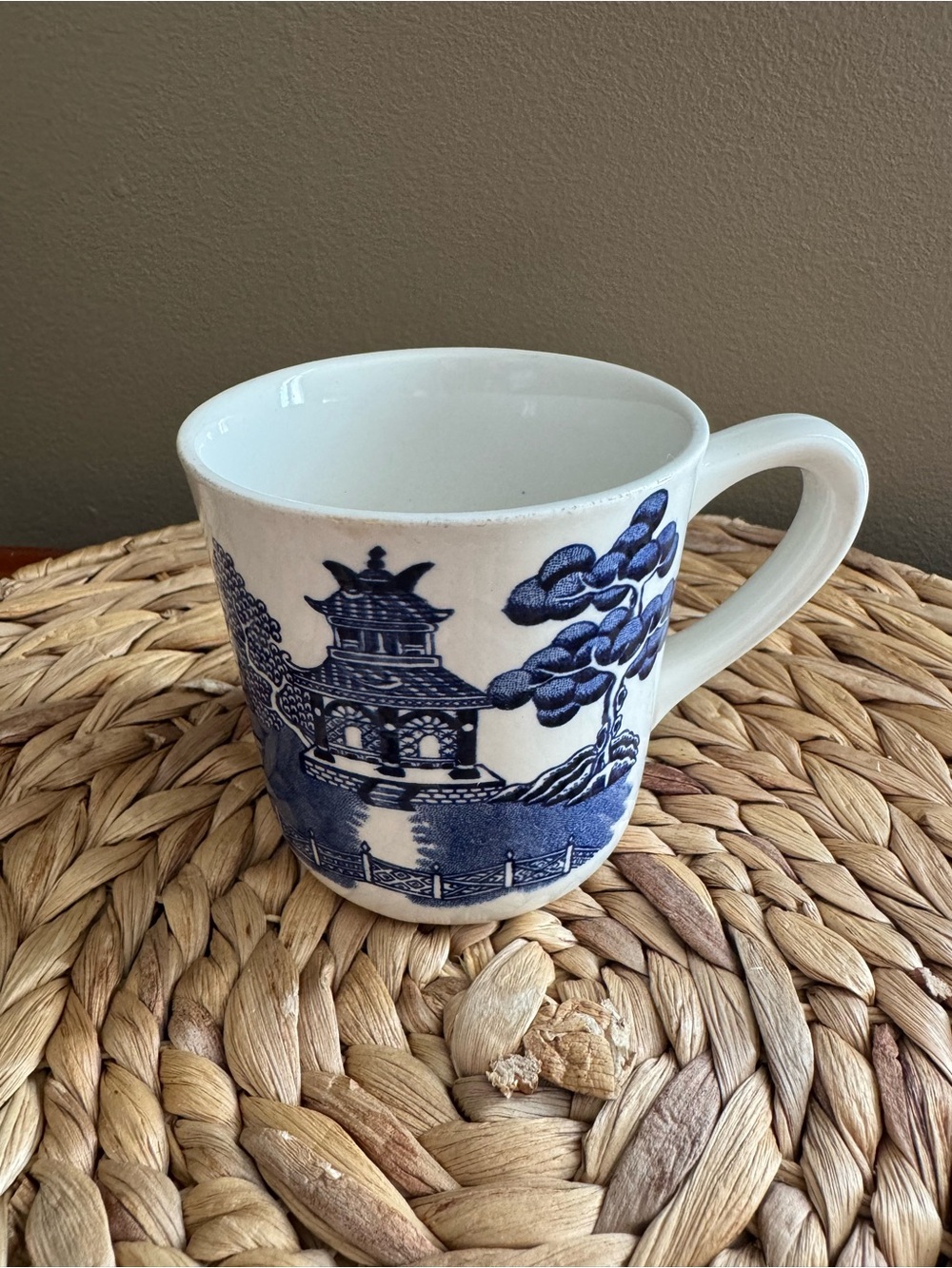 Vintage Johnson Brothers Willow Blue Mug 5946972-EUC- Made in England